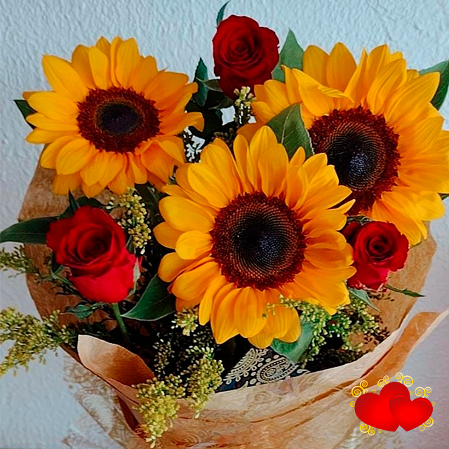 ramalhete de rosas variadas com girassois